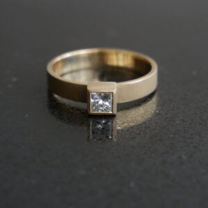 18ct gold ring with princess cut diamond